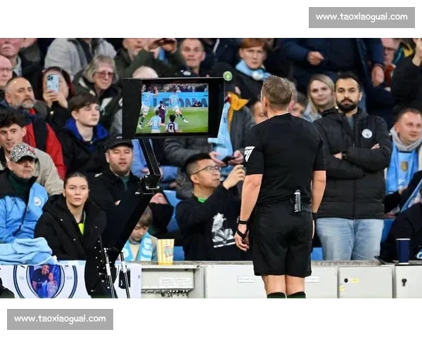 争议判罚比赛中的关键一秒，引爆球迷大讨论